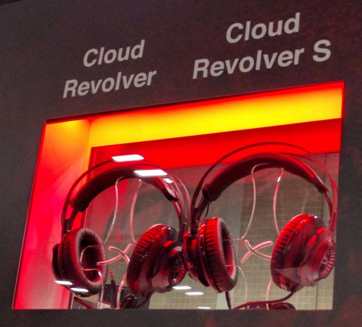 Hyperx cloud revolver hotsell s static noise